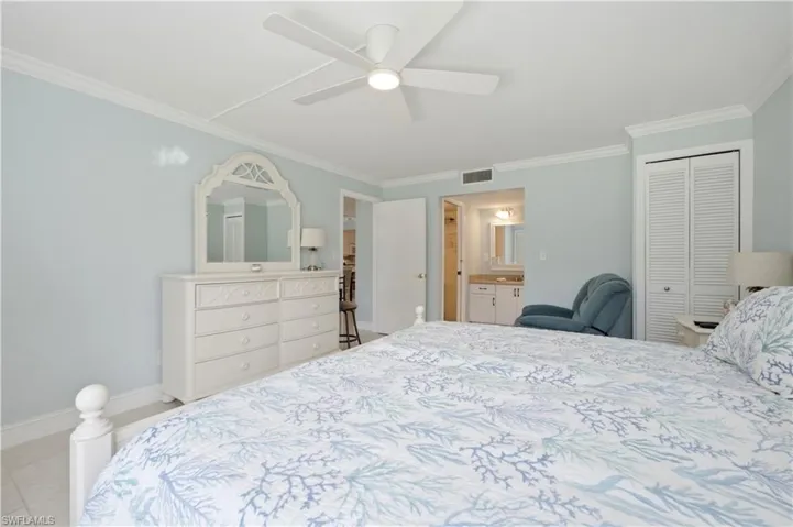 1083 Forest Lakes Dr 209, Naples, Florida 34105