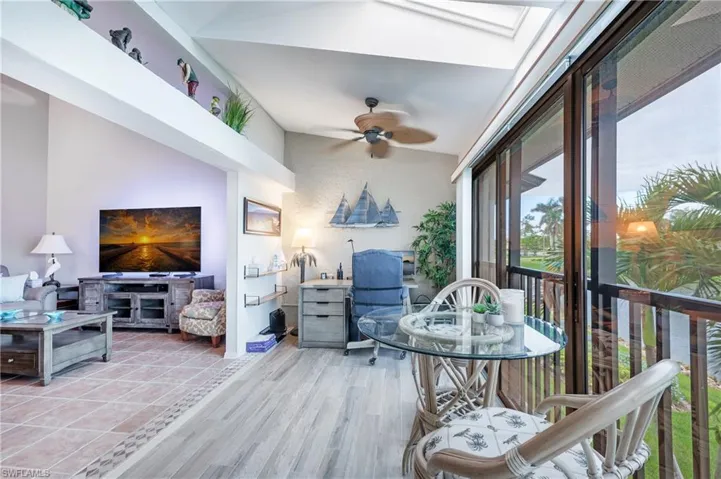 Sunroom / solarium with ceiling fan