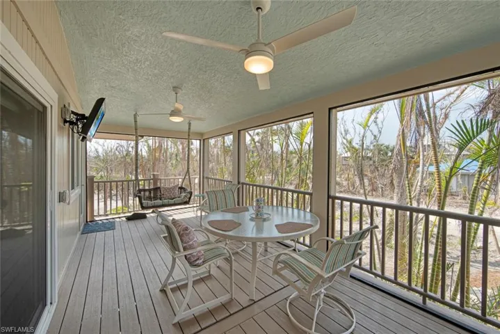 Sunroom / solarium with ceiling fan