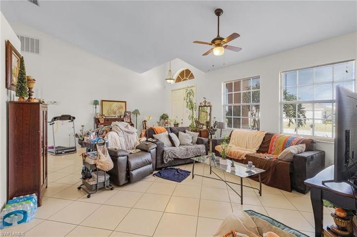 1628 NE 2nd TER, CAPE CORAL FL 33909
