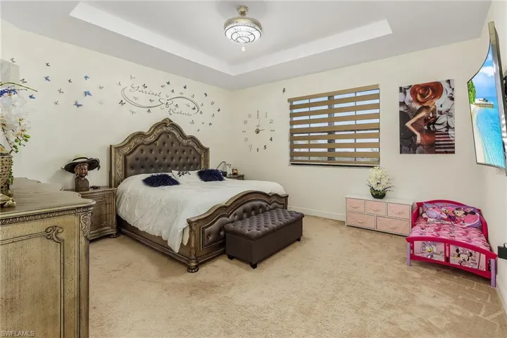 LARGE MASTER BEDROOM