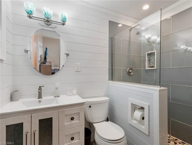 1st Guest en-suite Bath