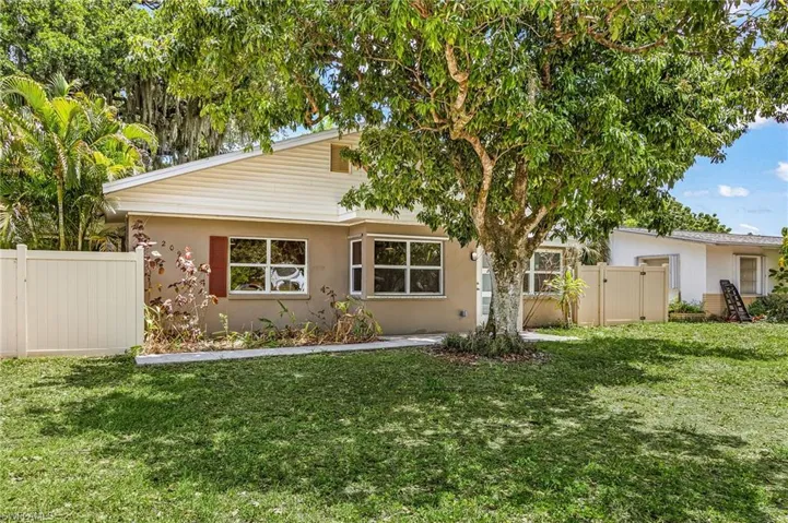209 Kingston Dr, Fort Myers, Florida 33905