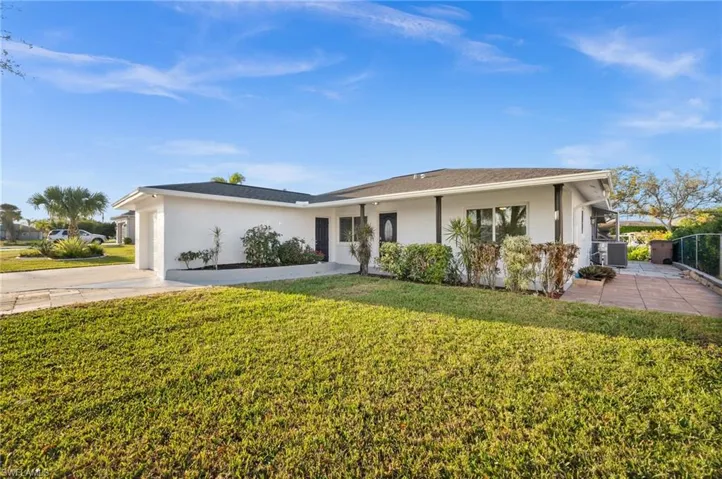 Ranch-style home with central AC, a front lawn, fence, and stucco siding