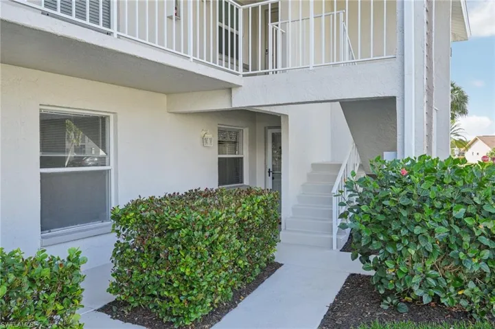 Property entrance with a balcony
