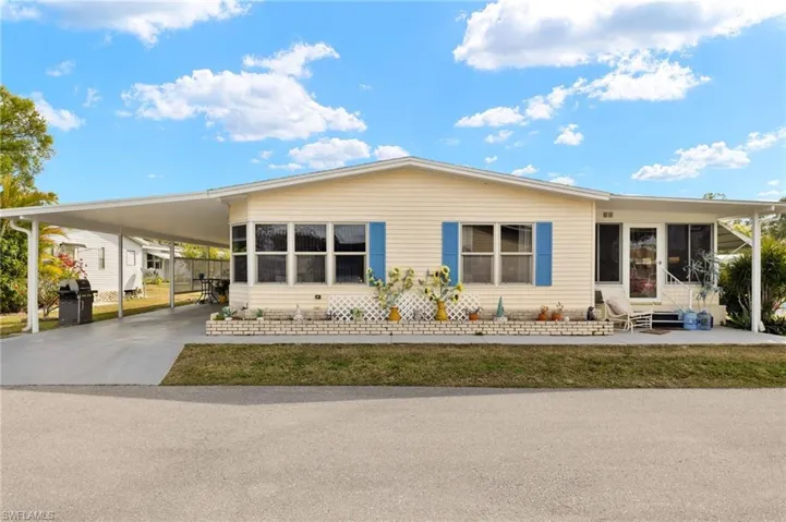 Manufactured / mobile home featuring a carport