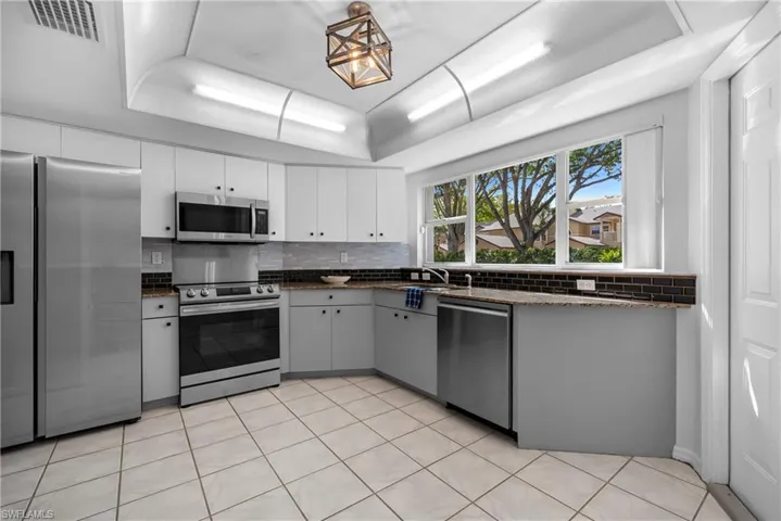 9828 Luna Cir # H104, Naples Fl 34109