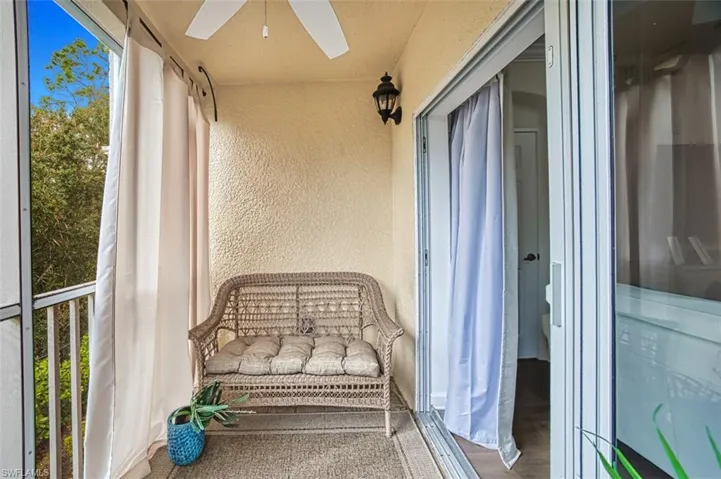 Sunroom / solarium with ceiling fan