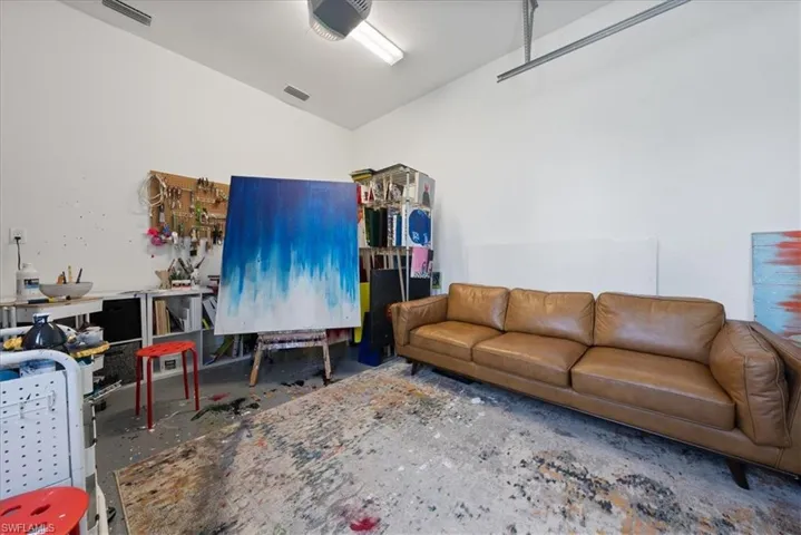 Air conditioned garage in guest home