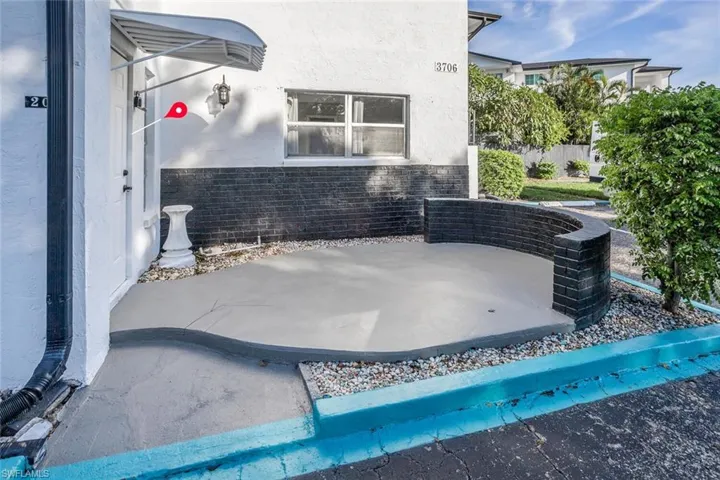 Large Front Lanai