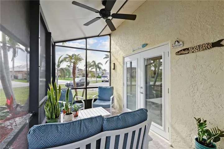 Sunroom / solarium with ceiling fan
