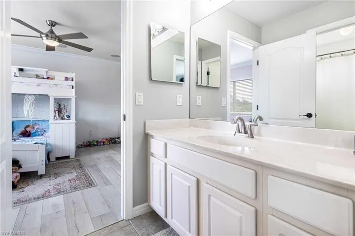 Jack/Jill full bath