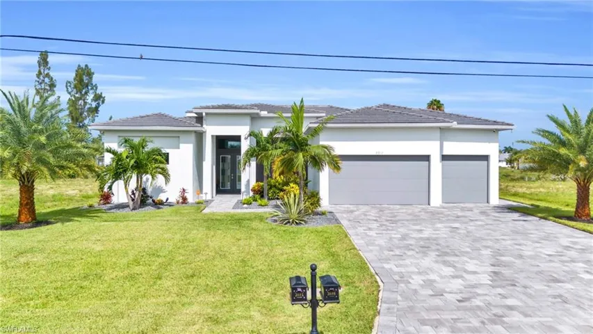 View of front facade with a front lawn and a garage