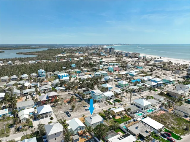 The beach, the bay, entertainment... island living!