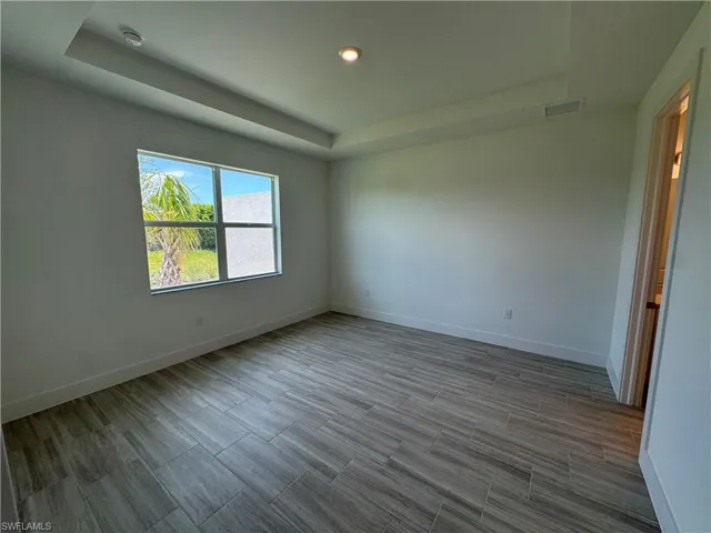 Primary bedroom suite with tray ceiling