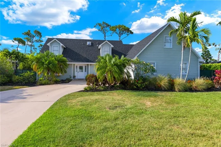 View of front of home featuring a front yard