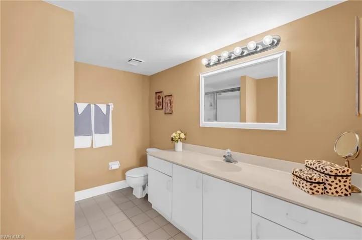 7794  Emerald  CIR, Naples, FL 34109