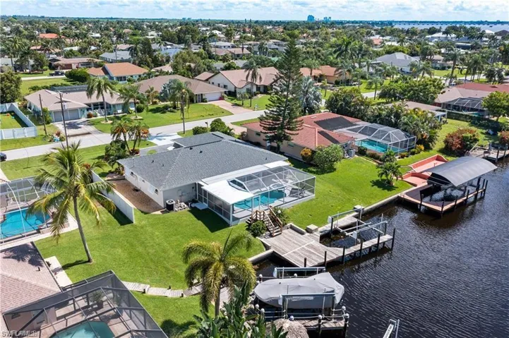 Bird's eye view featuring a residential view and a water view
