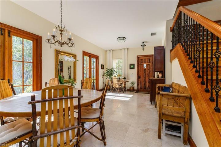 10’ ceilings downstairs