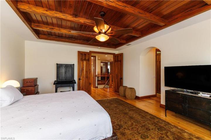 9’ ceilings upstairs