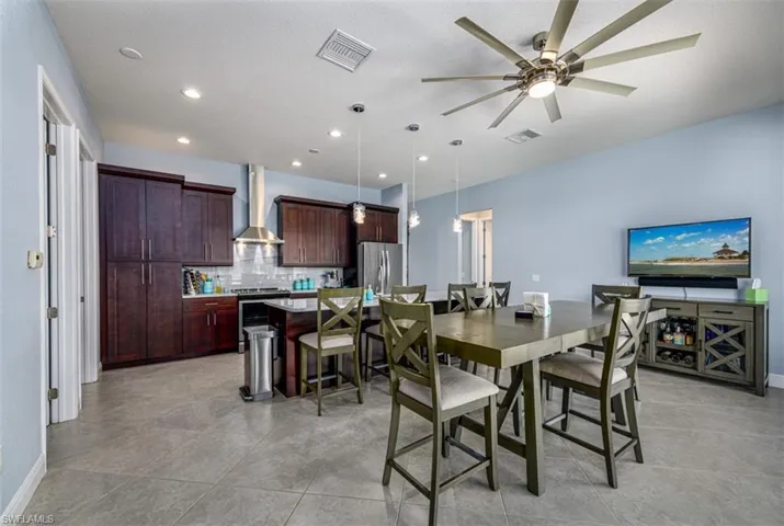 SPACIOUS KITCHEN WITH KARGE ENTERTAINING ISLAND AND DINING AREA