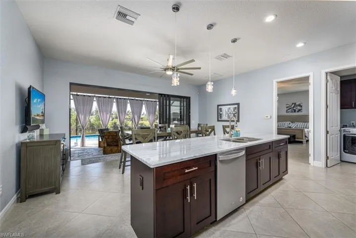 LARGE ENTERTAINING KITCHEN