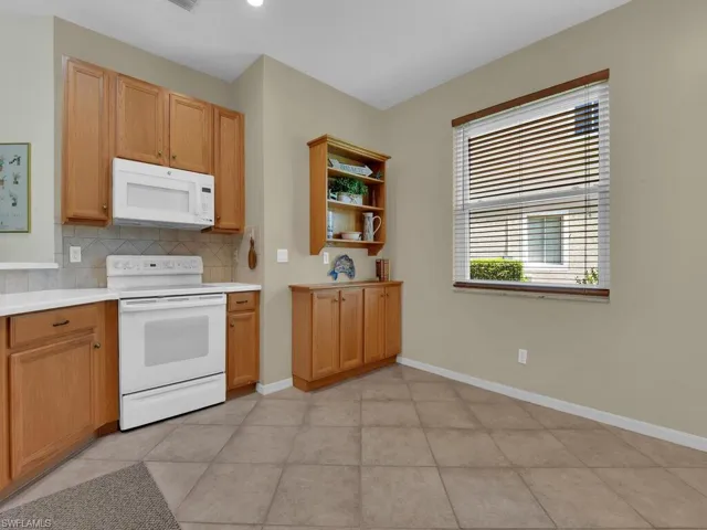 7539  Berkshire Pines  DR, Naples, FL 34104