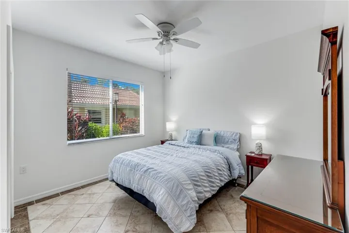 MIDDLE BEDROOM
