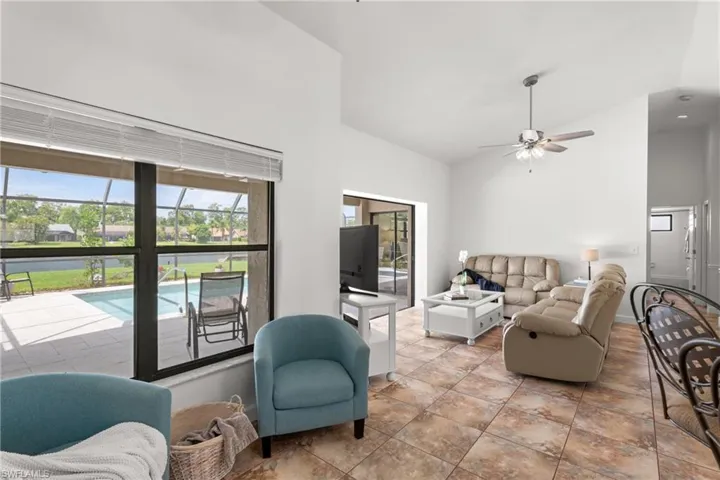 Sitting Area off the Kitchen and Living room