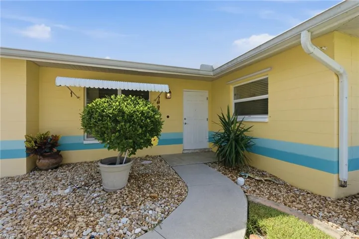 4933 Triton Ct W, Cape Coral, Florida 33904