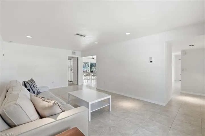 4933 Triton Ct W, Cape Coral, Florida 33904