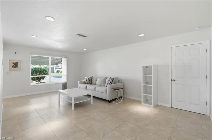 4933 Triton Ct W, Cape Coral, Florida 33904