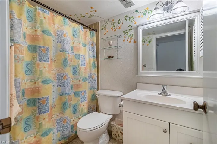 Guest Bathroom with Tub/Shower Combination