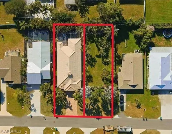Aerial view of residential area featuring property parcel outlined