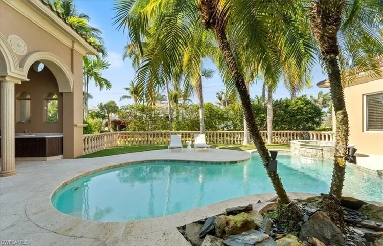 550 21st Ave S, Naples, Florida 34102