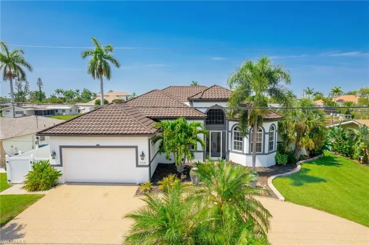 Walking distance to the Yacht Club