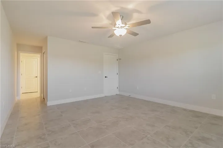 Tiled empty room with ceiling fan