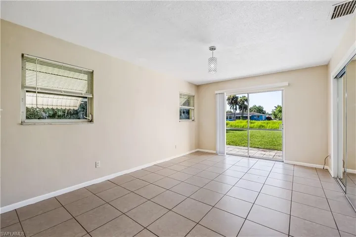 Tiled empty room with a textured ceiling