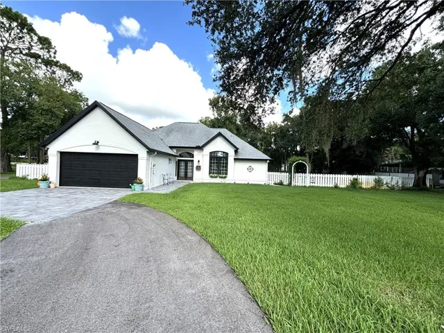 1090 Woods Dr, Labelle, Florida 33935