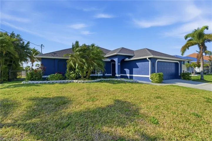 View of front of house featuring a garage, stucco siding, and driveway