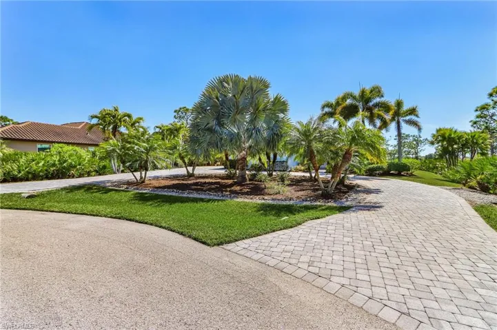 View of property's community featuring curved driveway