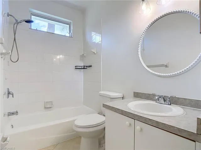208 Stanhope Cir, Naples, Florida 34104