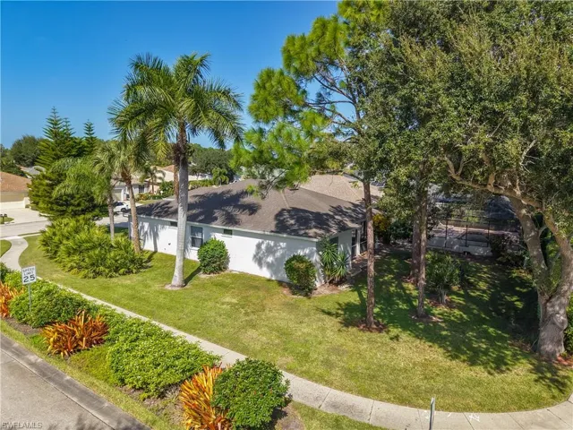 208 Stanhope Cir, Naples, Florida 34104
