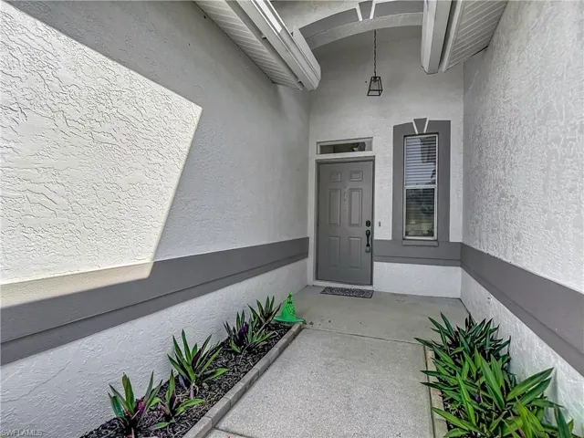 208 Stanhope Cir, Naples, Florida 34104