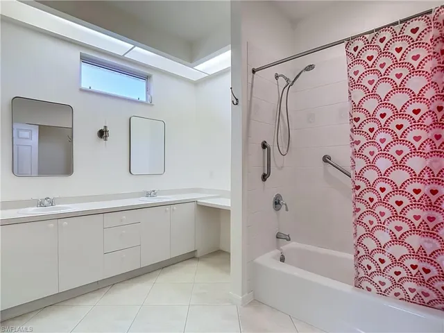 208 Stanhope Cir, Naples, Florida 34104