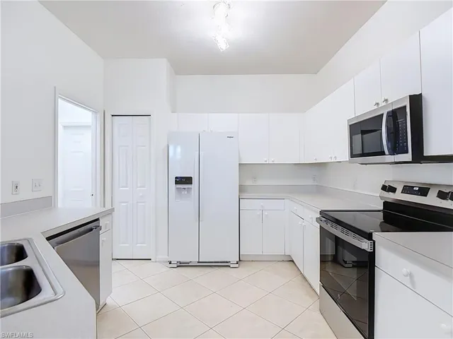 208 Stanhope Cir, Naples, Florida 34104