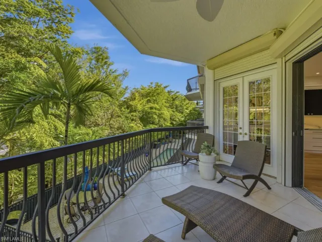 705 10th St S 202, Naples, Florida 34102
