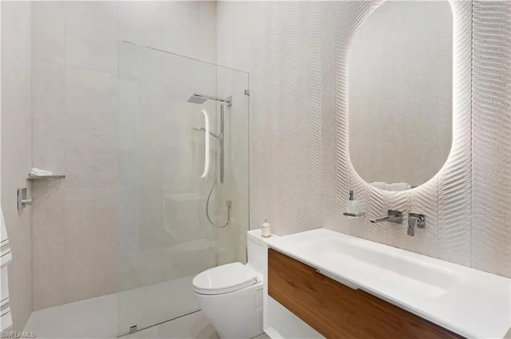 Guest Room 2 Bathroom