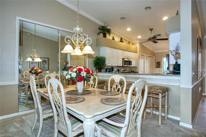 Dining, breakfast bar