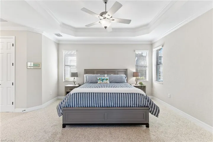 Primary w/king-size bed